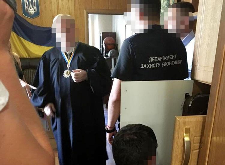 Антикорупціонери викрили на отриманні хабара ще одного суддю, цього разу з Луганської області.