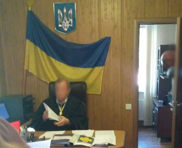 В Антикорупційному бюро підтвердили викриття судді одного з райсудів Луганській області на хабарі.