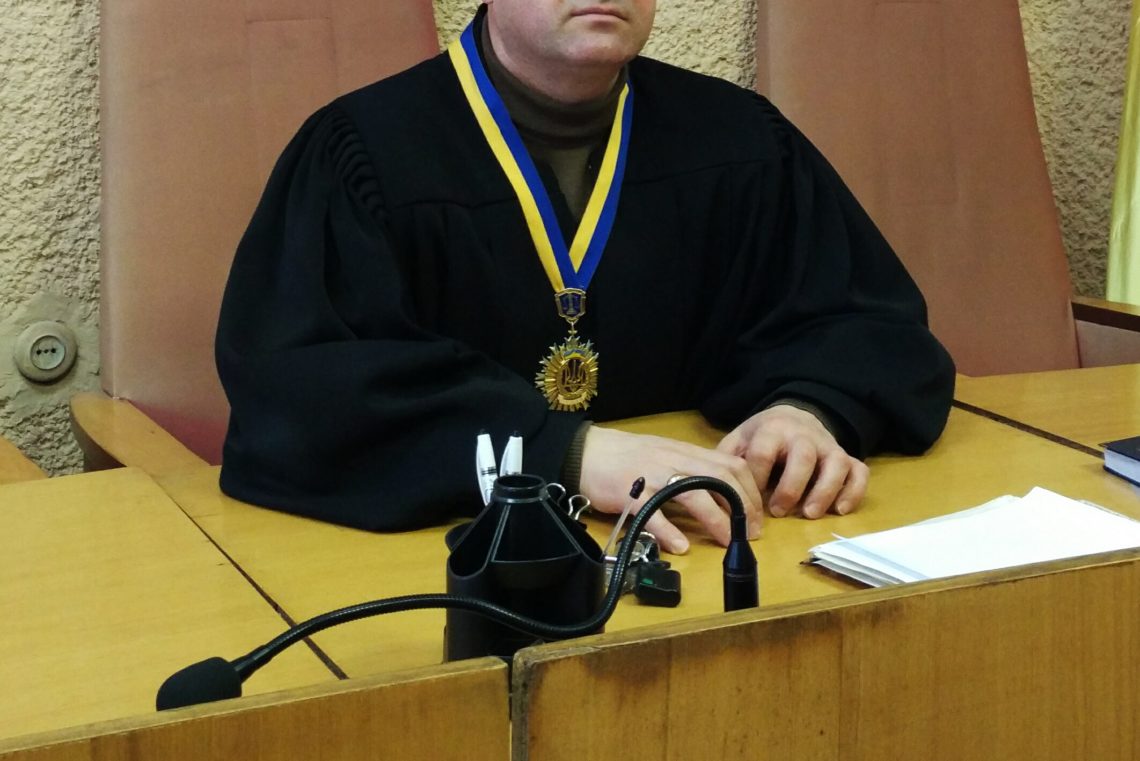 Антикорупційні правоохоронці викрили на отриманні хабара суддю Віталія Озерова з Луганської області.