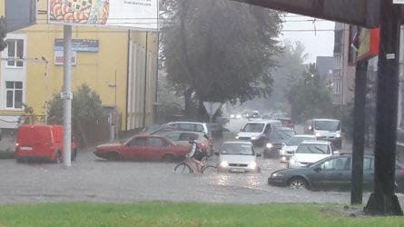 Уровень воды достиг метра на улице Сахарова. На перекрестке остановились автобусы, в которых из-за подтопления заблокированы пассажиры.