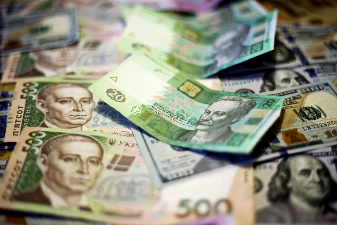 На обслуживание государственного долга Украина ежегодно тратит 130 миллиардов гривен, заявил премьер-министр Владимир Гройсман.