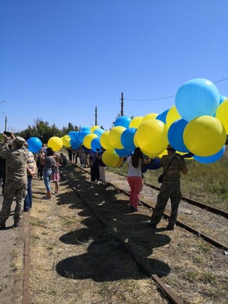 Активисты в четверг, 23 августа, запустили на воздушных шарах в сторону ДНР большой флаг Украины.