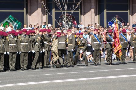 Солдат почесної варті знепритомнів під час виступу президента Петра Порошенка на військовому параді в Києві.