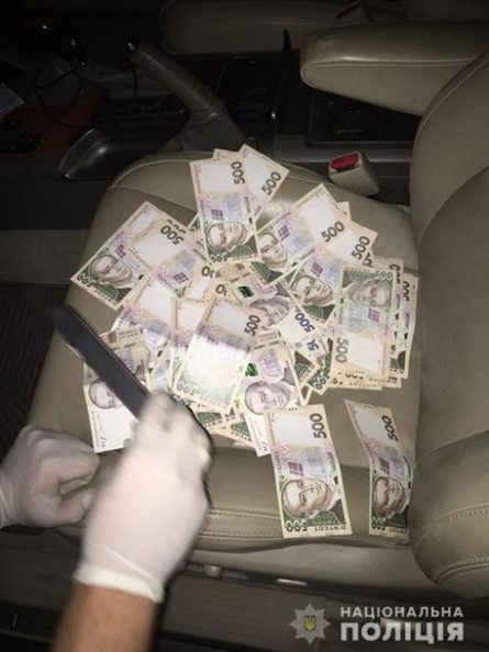 Спочатку майор поліції отримав 59 тисяч гривень, які той зумів зібрати, однак зловмисник вимагав всю суму.