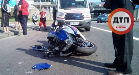 Мотоцикл на полном ходу врезался в троллейбус. Мотоциклиста в тяжелом состоянии госпитализировали в 17 больницу.