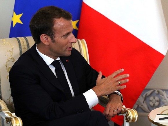 Президент Франції Еммануель Макрон заявив, що дискусії з РФ необхідні і що він поважає російського президента Володимира Путіна, який, однак, мріє про розвал ЄС.
