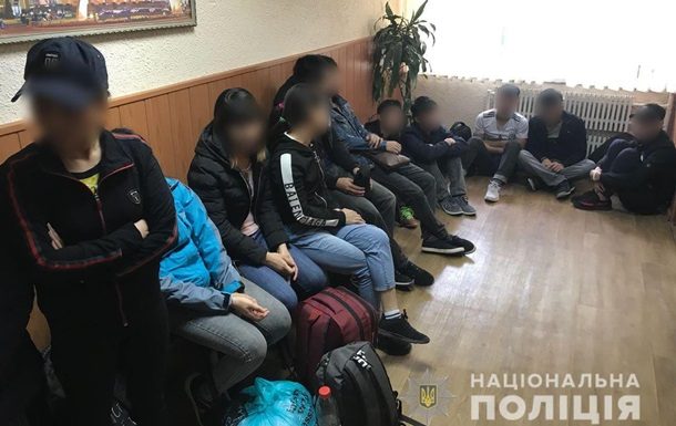 Правоохранители принимают меры, чтобы задержать причастных к незаконной переправке мигрантов через госграницу Украины.