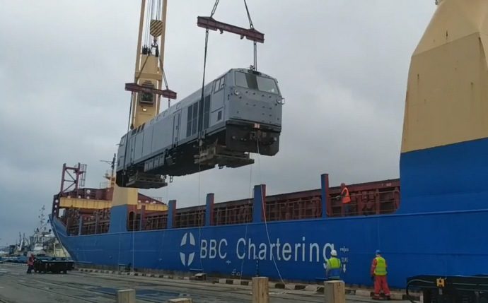 Почалося розвантаження локомотива, виробленого американською компанією GE Transportation для України. Трузуб поїде на завод для докомплектації.