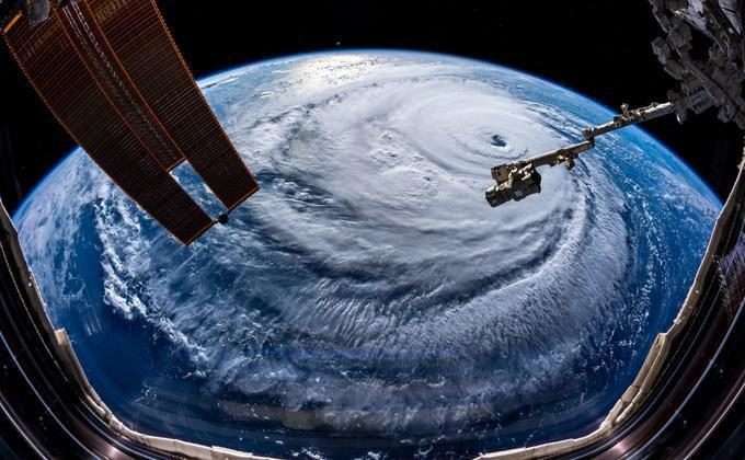 Ураган Флоренс стучит в окна к американцам. Синоптики говорят, что скорость ветра упала и интенсивность шторма ослабла ко второй категории, но из дома лучше не выходить.