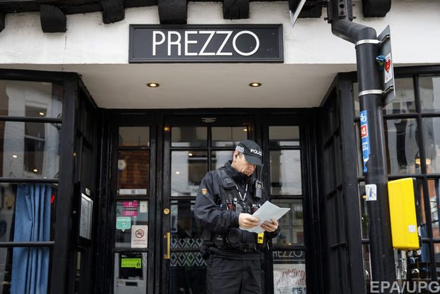 Мужчина, которому в воскресенье, 16 сентября, стало плохо в ресторане Prezzo в британском Солсбери, находится в критическом состоянии.
