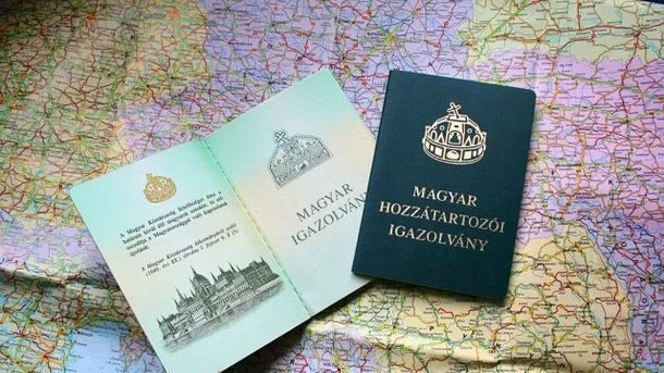 В консульстві Угорщини в Берегові Закарпатської області громадянам України видають угорські паспорти.