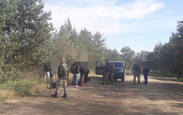 В воскресенье, 23 сентября, пограничники отделения Грушев (Львовская область) задержали 11 нелегалов из Турции.