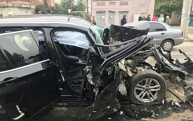 В Харькове автомобиль въехал в маршрутку. Пострадали 6 человек, один из них - пассажир BMW - находится в тяжелом состоянии.