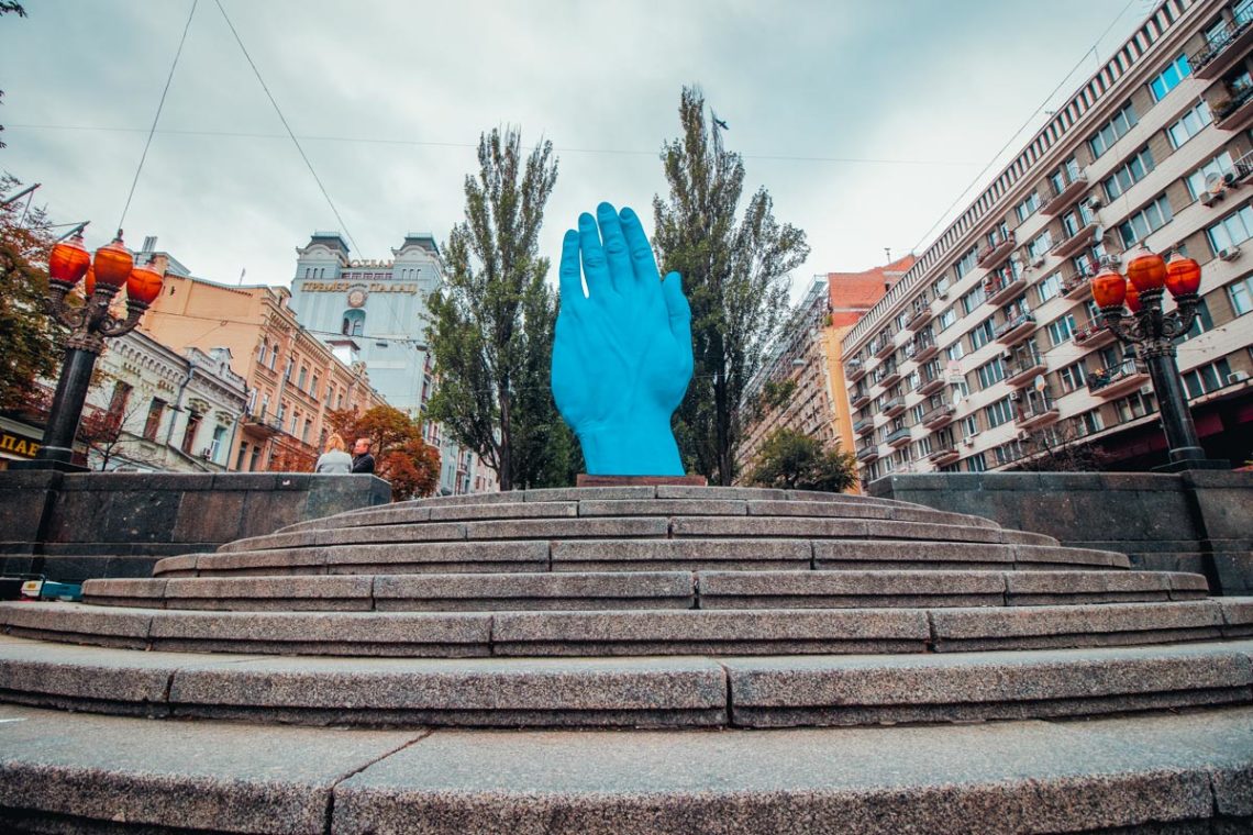 В центре Киева временно установили арт-объект в виде синей руки. В социальных сетях к нему отнеслись неоднозначно.