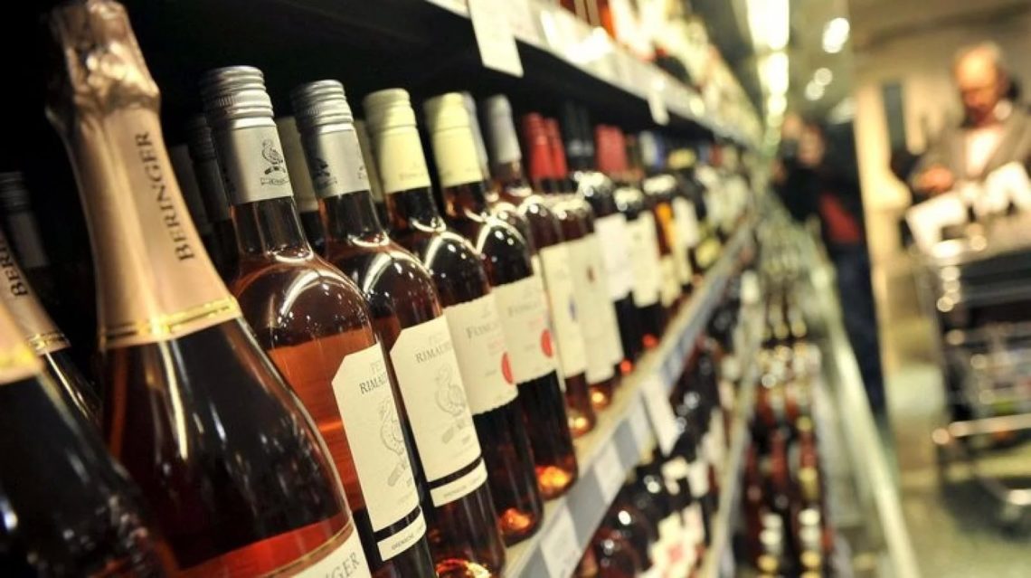 Зокрема, заборонена торгівля вином, пивом (крім безалкогольного), алкогольними та слабоалкогольними напоями в МАФах і стаціонарних об'єктах торгівлі.
