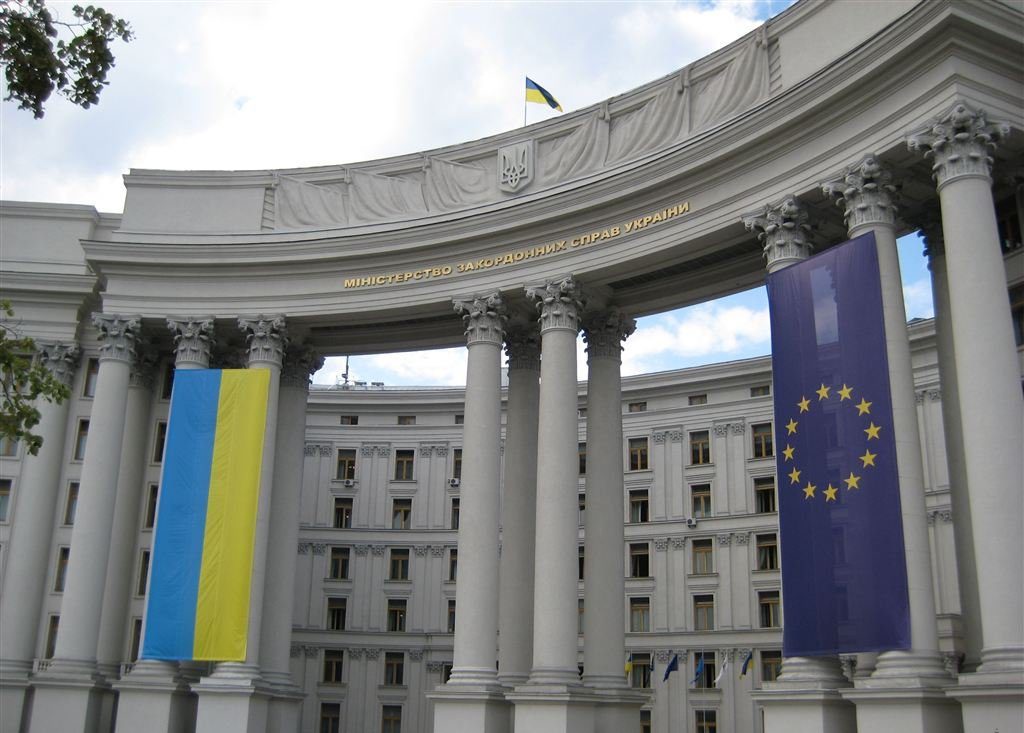МИД Украины в четверг передал Будапешту ноту о высылке венгерского консула из Украины. Консул должен покинуть территорию Украины в течение следующих 72 часов.