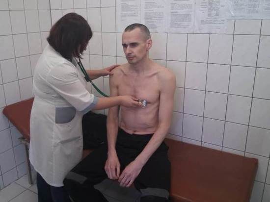 Украинский режиссер Олег Сенцов, согласно заявлению тюремного ведомства, прекратил длительную голодовку.