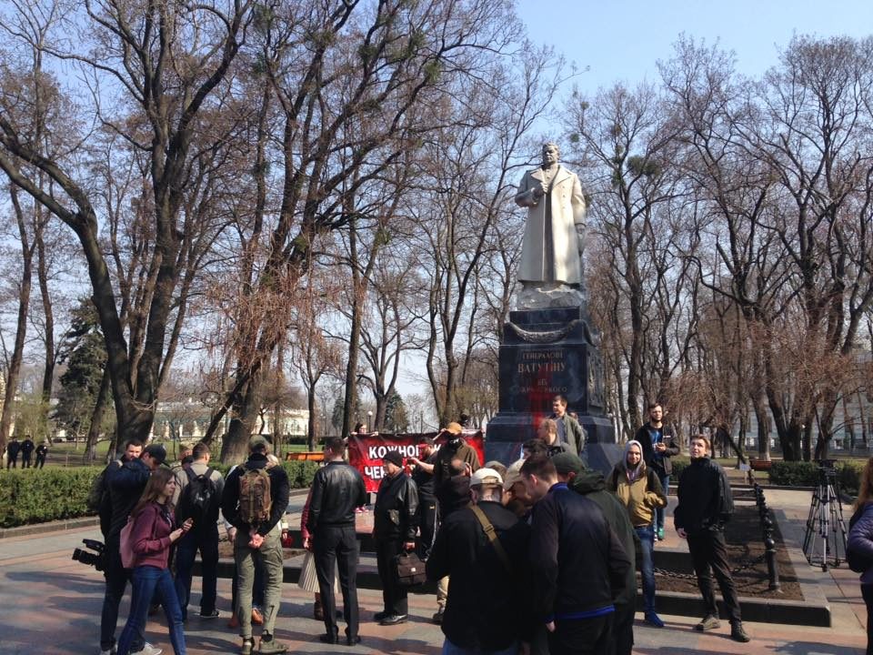 Активисты добровольческого движения ОУН планируют 14 октября, во время празднования Дня защитника Украины, снести памятник генералу Ватутину в Киеве.