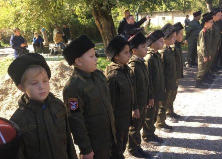 По словам правозащитников, такие действия оккупационной российской власти и парамилитарных формирований в Крыму помогают развитию у детей культа войны и толерантности к насилию.