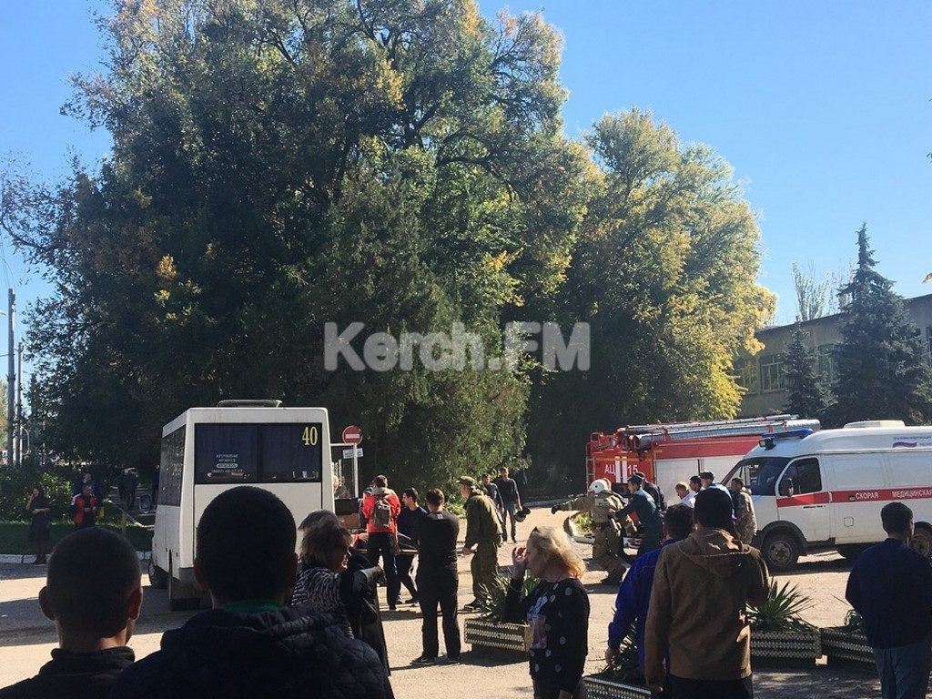 По факту взрыва и стрельбы в колледже в Керчи Следственный комитет России возбудил дело по статье теракт.