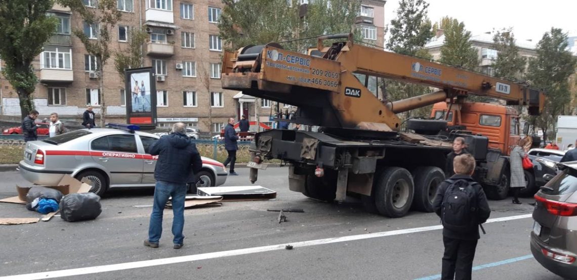 У Києві на бульварі Лесі Українки сталася масштабна ДТП. Автокран протаранив близько 10 автомобілів. Рух перекрили.