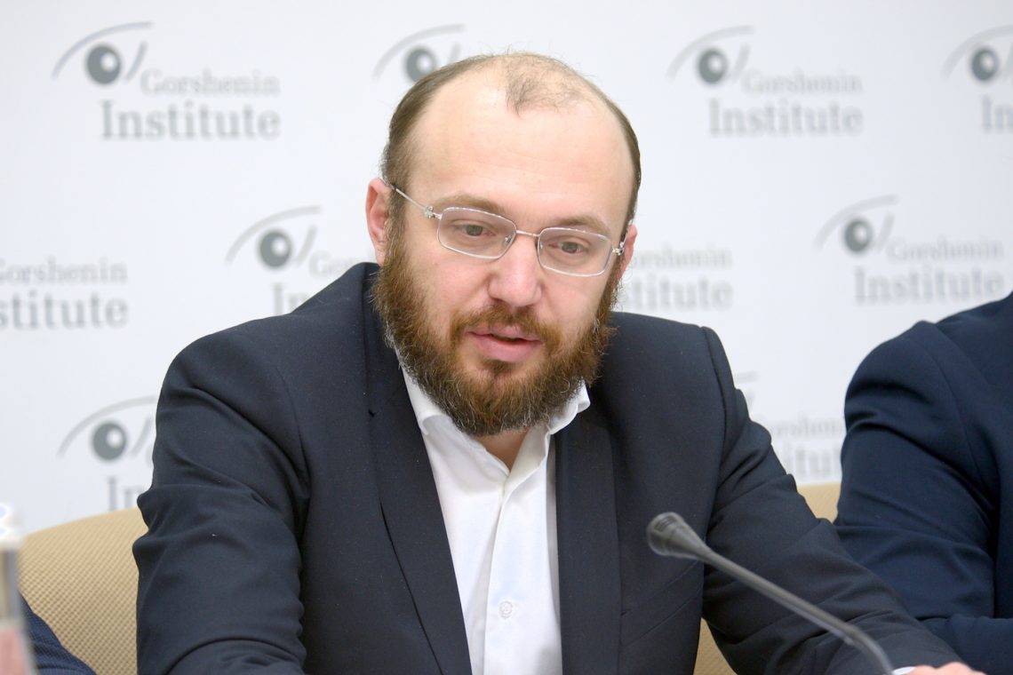 Остап Еднак прошел в парламент в составе Самопомичи, но потом был исключен из фракции за поддержку законопроекта о децентрализации.