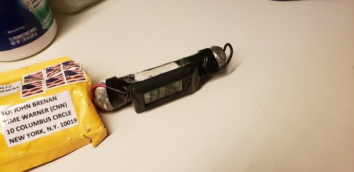СМИ показали фото одной из бомб, перехваченных в Нью-Йорке. На снимке видно, что посылка предназначалась экс-главе ЦРУ.