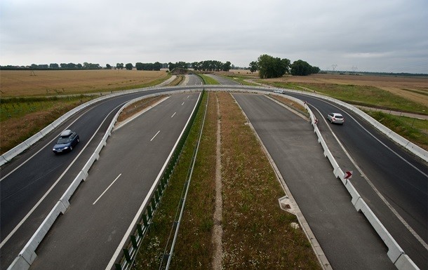 Першою концесійною дорогою в Україні повинна стати траса Львів - Краковець. Проїзд коштуватиме від семи євроцентів за кілометр.
