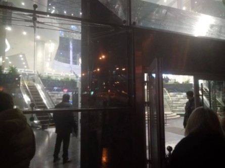 В Киеве неизвестные забросали дымовыми шашками торговый центр Ocean Plaza, в результате происшествия людей эвакуировали.