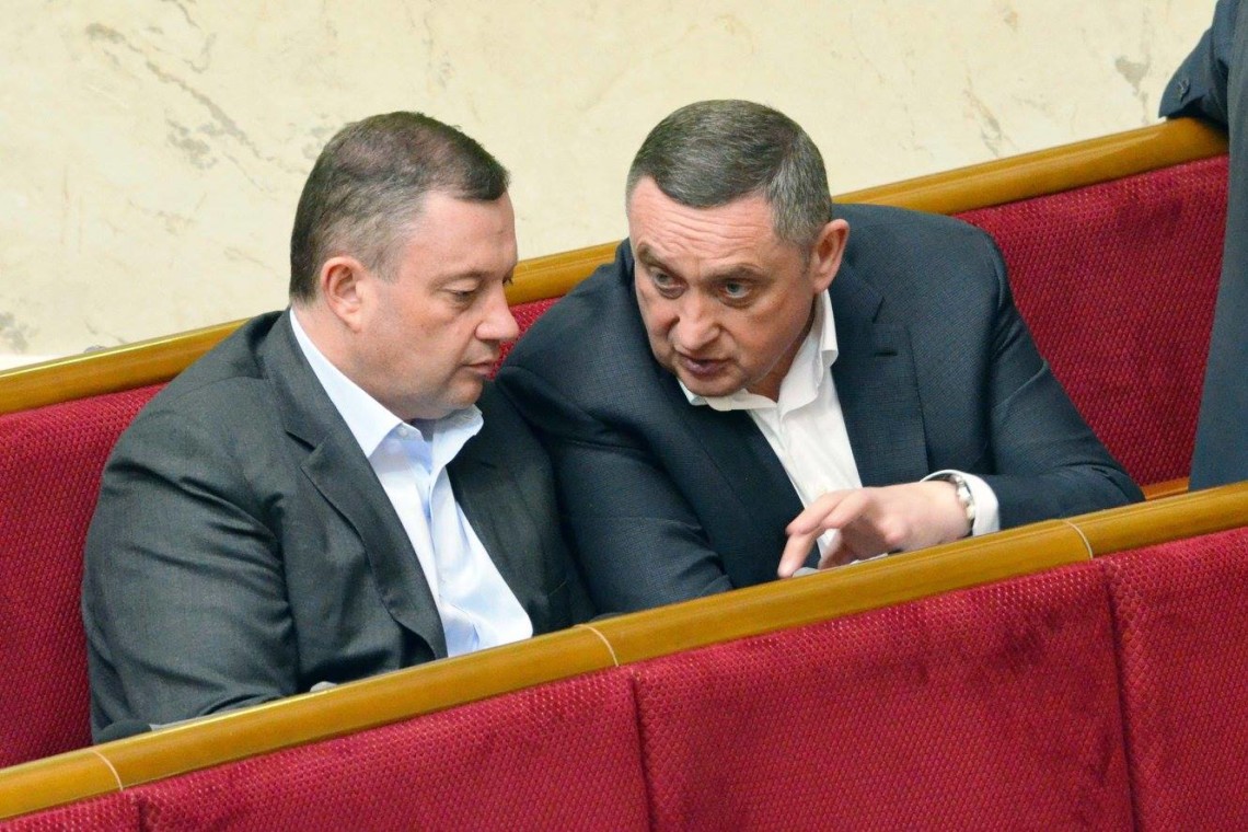 Столичный райсуд арестовал счета одной из фирм, которая принадлежит братьям-парламентариям Богдану и Ярославу Дубневичам.