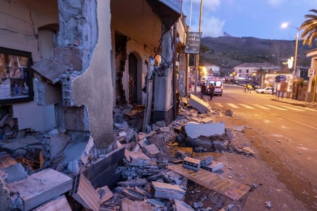 Число пострадавших в результате землетрясения мощностью 4,8 балла на Сицилии вблизи Катании достигло около 30 человек, стихия привела к разрушениям домов.