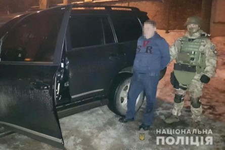 У Вінницькій області в четвер, 27 грудня, поліцейські спільно з працівниками СБУ затримали трьох осіб за підозрою у вимаганні грошей у місцевого підприємця.