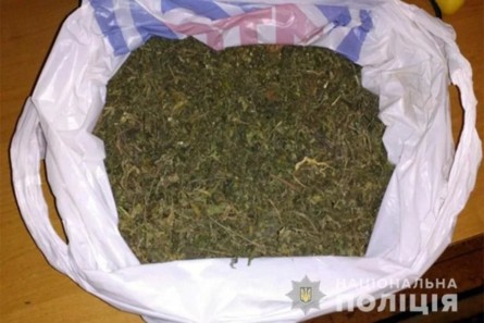 В Шепетовке Хмельницкой области сотрудники полиции задержали группу людей, которые продавали наркотики и оставляли их в месте, где договорились с заказчиками, в виде закладок.