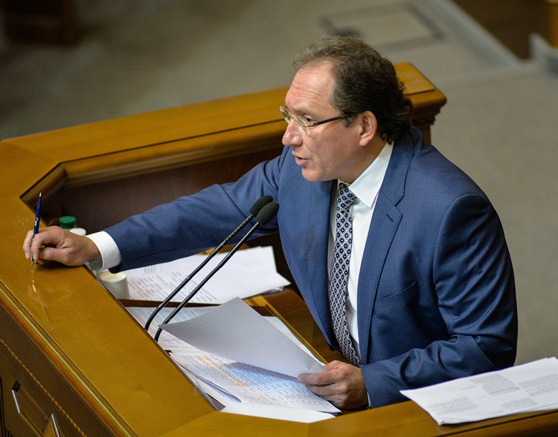 Народный депутат Олег Крышин обещает не очень много и уже больше половины своих заверений выполнил.