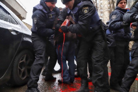 В Одессе полиция применила силу к участникам акции в поддержку пленных украинских моряков, которая проходила утром 15 января возле генконсульства Российской Федерации на Гагаринском плато.