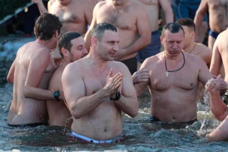 Православные христиане празднуют Крещение Господне. Слово и Дело собрало подборку, кто из украинских политиков придерживается традиций и искупался сегодня в проруби.