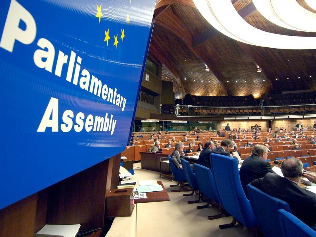 Парламентська асамблея Ради Європи ухвалила українську резолюцію щодо Азова. Документ  підтримує пропозицію Німеччини та Франції про третю стороніу щодо спостерігачів у Керченській протоці.