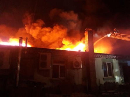 К ликвидации пожара были привлечены семь пожарных автомобилей и более 40 спасателей. Пожарные перекрыли часть дороги по улице Степана Бандеры, где располагается ресторан.
