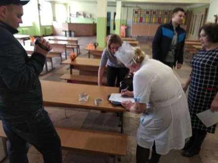 В Николаеве правоохранители проводят массовые обыски в учебных заведениях города, на комбинате общественного питания, а также у фирм-поставщиков продуктов питания.