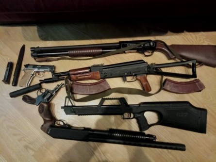 Во время обысков сотрудники СБУ нашли деньги, огнестрельное оружие и боеприпасы, а также литературу с антиукраинским содержанием.