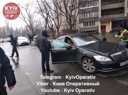 В Днепровском районе Киева неизвестный мужчина в форме, похожей на полицейскую, застрелил водителя Mercedes.