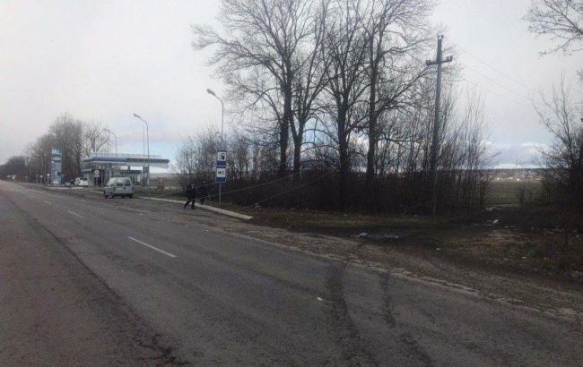 Из-за сильного ветра в Черновицкой области на трассу вблизи пункта пропуска Порубное на границе с Румынией упали провода высоковольтной линии.