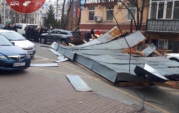 Возле станции метро Золотые Ворота в столице сильный ветер сорвал крышу с одного из зданий: повреждены два автомобиля.