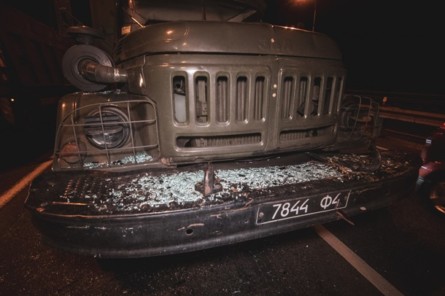 По данным очевидцев, Chevrolet двигался по средней полосе. Сзади в «легковушку» влетел военный грузовик. По предварительной информации, причиной столкновения стали неисправные тормоза в грузовом авто.