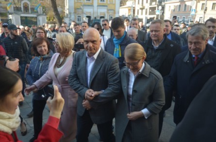 Юлия Тимошенко вместе с мужем и соратниками проголосовала на Подоле в помещении лицея номер 100.