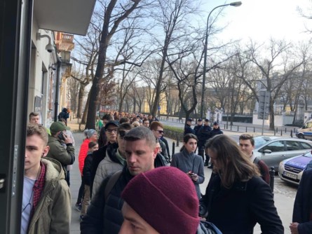 В Варшаве на избирательном участке при посольстве Украины отмечается большая активность - так, очередь на улице перед ведомством выстроилась огромная очередь.