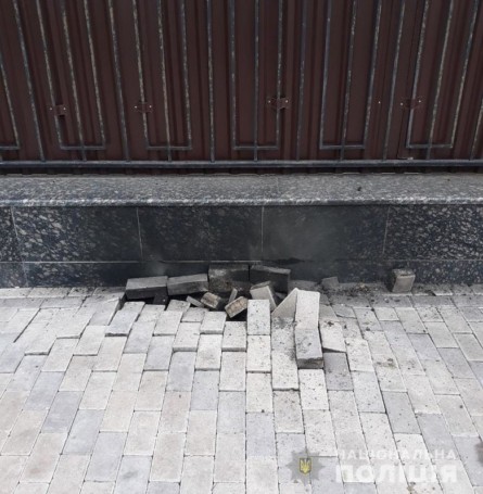 Это произошло на Воздухофлотском проспекте в Соломенском районе возле посольства РФ. В результате взрыва повреждена брусчатка.