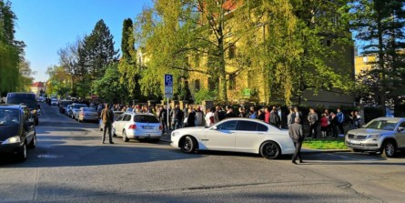 Во время голосования в первом туре в Праге тоже наблюдались большие очереди из украинских избирателей.