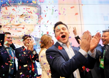 После оглашения первых результатов Национального экзит-пола после второго тура выборов президента Украины, в штабе кандидата в президенты Владимира Зеленского аплодировали и запускали конфетти.