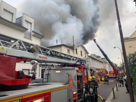 У міській поліції повідомили, що масштабна пожежа спалахнула на вулиці Рю дю Парк де клани, де й знаходиться Версаль.